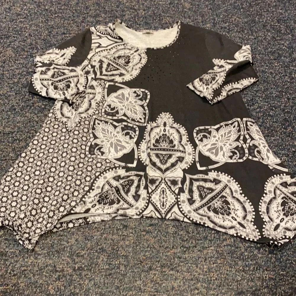 Avenue Bedazzled top sz. 18